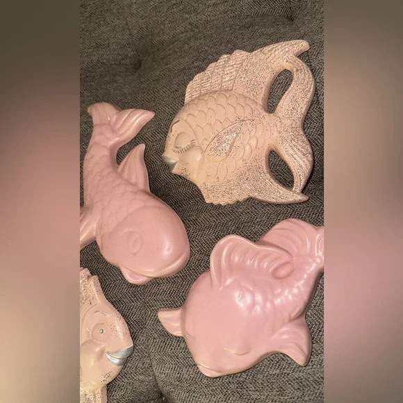 Vintage Pink Chalkware Fish Wall Plaque Set – 1950s Retro Bathroom Decor